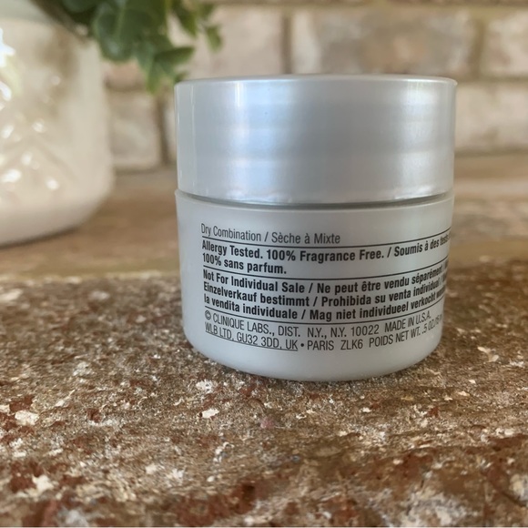 ✨$5✨ Clinique | Smart Night Custom-Repair Moisturizer - Picture 3 of 6